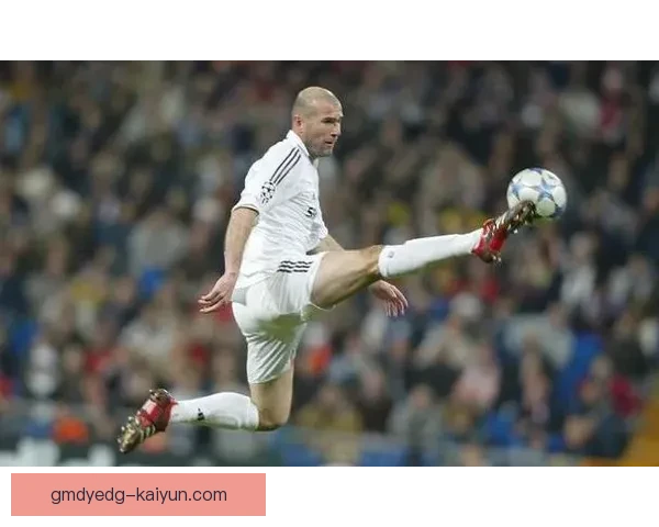 齐达内的战术诀窍解析：现代足球中如何有效驾驭进攻与防守的平衡表现亮眼